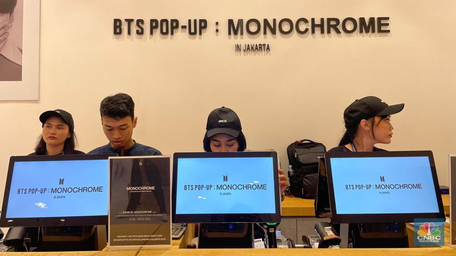BTS POP-UP: MONOCHROME di METRO Department Store, Gandaria City. (CNBC Indonesia/Rindi Salsabilla)