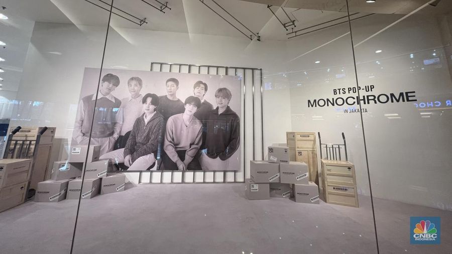 BTS POP-UP: MONOCHROME di METRO Department Store, Gandaria City, Jakarta. (CNBC Indonesia/Rindi Salsabila)