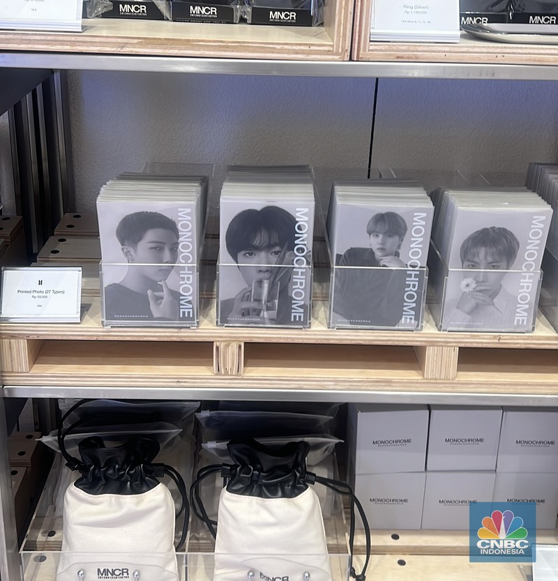 BTS POP-UP: MONOCHROME di METRO Department Store, Gandaria City. (CNBC Indonesia/Rindi Salsabilla)