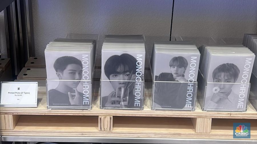 BTS POP-UP: MONOCHROME di METRO Department Store, Gandaria City. (վ/Rindi Salsabilla)