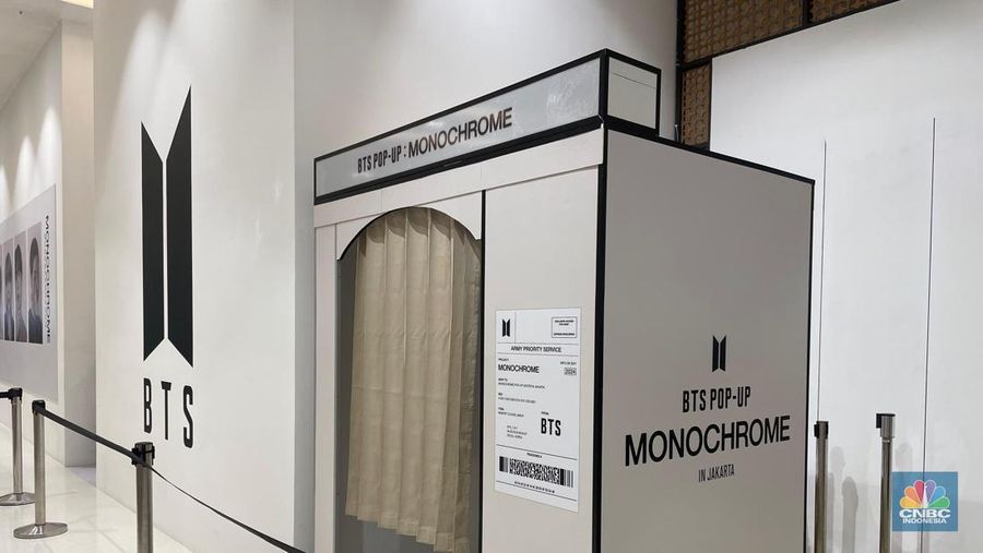 BTS POP-UP: MONOCHROME di METRO Department Store, Gandaria City. (վ/Rindi Salsabilla)