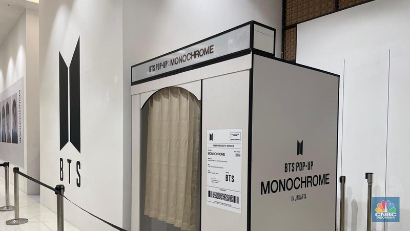 BTS POP-UP: MONOCHROME di METRO Department Store, Gandaria City. (վ/Rindi Salsabilla)