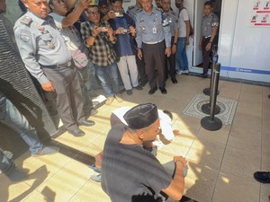 Sujud Syukur 2 Napiter Usai Bebas Bersyarat dari Lapas Kediri