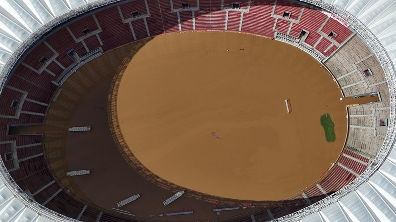 Foto udara menampilkan kondisi Stadion Beira Rio yang terendam banjir di Porto Alegre, Rio Grande do Sul, Brasil, Selasa (7/5/2024). (AP Photo/Carlos Macedo)