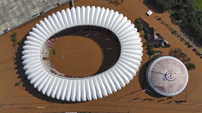 Foto udara menampilkan kondisi Stadion Beira Rio yang terendam banjir di Porto Alegre, Rio Grande do Sul, Brasil, Selasa (7/5/2024). (AP Photo/Carlos Macedo)