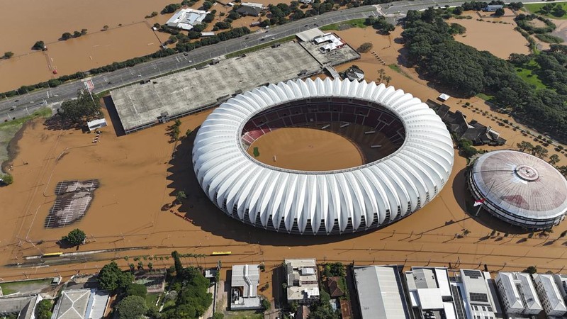 Foto udara menampilkan kondisi Stadion Beira Rio yang terendam banjir di Porto Alegre, Rio Grande do Sul, Brasil, Selasa (7/5/2024). (AP Photo/Carlos Macedo)