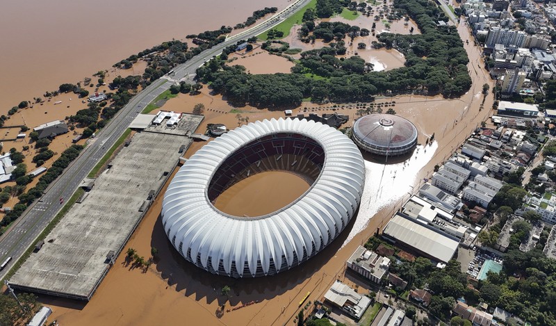 Pesawat kargo terendam banjir di Bandara Porto Alegre, Rio Grande do Sul, Brasil, Selasa (7/5/2024). (REUTERS/Diego Vara)