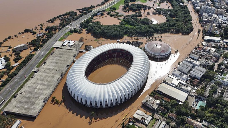 Foto udara menampilkan kondisi Stadion Beira Rio yang terendam banjir di Porto Alegre, Rio Grande do Sul, Brasil, Selasa (7/5/2024). (AP Photo/Carlos Macedo)