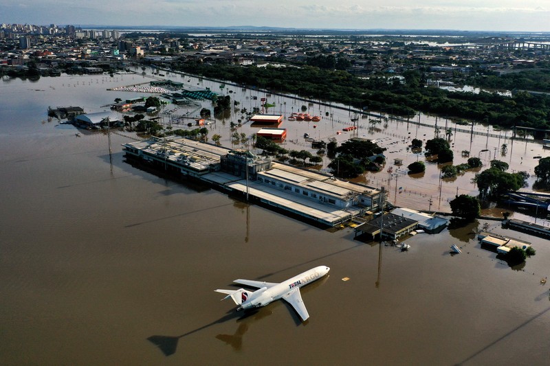 Foto udara menampilk sebuah pesawat kargo terendam banji di Bandara Porto Alegre, Rio Grande do Sul, Brasil, Selasa (7/5/2024). (REUTERS/Wesley Santos) Foto udara menampilk sebuah pesawat kargo terendam banji di Bandara Porto Alegre, Rio Grande do Sul, Brasil, Selasa (7/5/2024). (REUTERS/Wesley Santos)