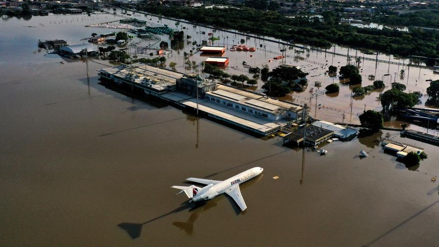 Foto udara menampilk sebuah pesawat kargo terendam banji di Bandara Porto Alegre, Rio Grande do Sul, Brasil, Selasa (7/5/2024). (REUTERS/Wesley Santos)