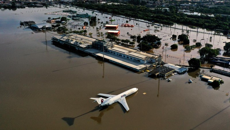 Foto udara menampilk sebuah pesawat kargo terendam banji di Bandara Porto Alegre, Rio Grande do Sul, Brasil, Selasa (7/5/2024). (REUTERS/Wesley Santos)