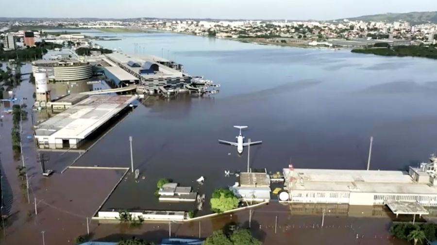 Foto udara menampilkan banjiir yang merendam Bandara Porto Alegre, Rio Grande do Sul, Brasil, Selasa (7/5/2024). (REUTERS)