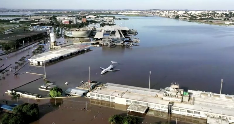 Foto udara menampilk sebuah pesawat kargo terendam banji di Bandara Porto Alegre, Rio Grande do Sul, Brasil, Selasa (7/5/2024). (REUTERS/Wesley Santos) Foto udara menampilk sebuah pesawat kargo terendam banji di Bandara Porto Alegre, Rio Grande do Sul, Brasil, Selasa (7/5/2024). (REUTERS/Wesley Santos)