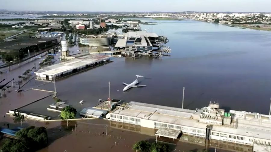 Foto udara menampilk sebuah pesawat kargo terendam banji di Bandara Porto Alegre, Rio Grande do Sul, Brasil, Selasa (7/5/2024). (REUTERS/Wesley Santos)