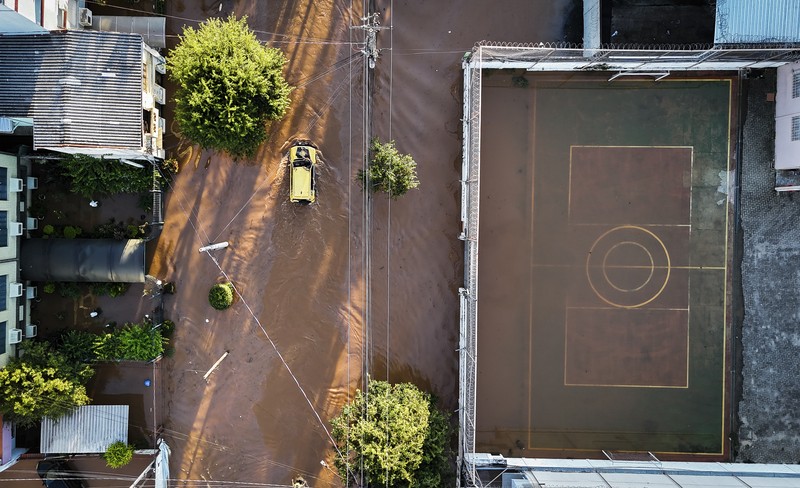 Pesawat kargo terendam banjir di Bandara Porto Alegre, Rio Grande do Sul, Brasil, Selasa (7/5/2024). (REUTERS/Diego Vara) Pesawat kargo terendam banjir di Bandara Porto Alegre, Rio Grande do Sul, Brasil, Selasa (7/5/2024). (REUTERS/Diego Vara)