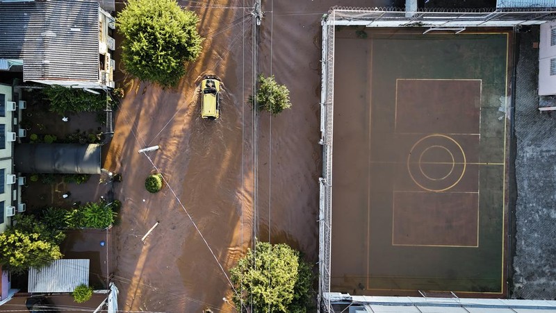 Foto udara menampilkan kondisi Stadion Beira Rio yang terendam banjir di Porto Alegre, Rio Grande do Sul, Brasil, Selasa (7/5/2024). (AP Photo/Carlos Macedo)
