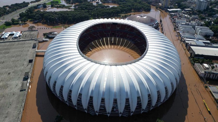 Foto udara menampilkan kondisi Stadion Beira Rio yang terendam banjir di Porto Alegre, Rio Grande do Sul, Brasil, Selasa (7/5/2024). (AP Photo/Carlos Macedo)