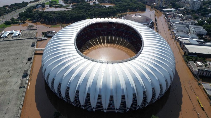 Foto udara menampilkan kondisi Stadion Beira Rio yang terendam banjir di Porto Alegre, Rio Grande do Sul, Brasil, Selasa (7/5/2024). (AP Photo/Carlos Macedo)