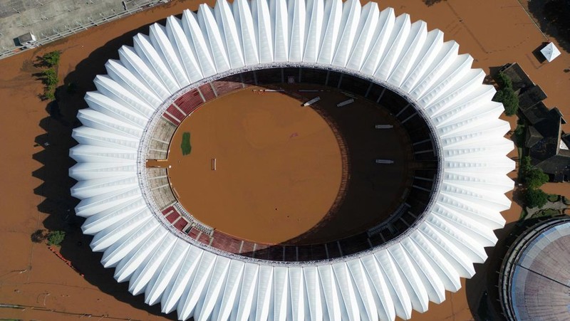 Foto udara menampilkan kondisi Stadion Beira Rio yang terendam banjir di Porto Alegre, Rio Grande do Sul, Brasil, Selasa (7/5/2024). (AP Photo/Carlos Macedo)