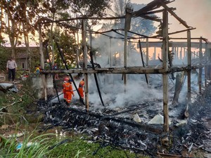 Kandang 2 Lantai di Ambawara Hangus Terbakar, 7.000 Ayam Mati Terpanggang