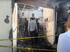 Tengah Malam Horor Satu Keluarga Tewas Terpanggang, Berpelukan di Toilet