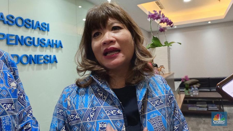 Ketua Umum Asosiasi Pengusaha Indonesia (Apindo) Shinta Widjaja Kamdani mengungkapkan penyebab ditutupnya pabrik sepatu Bata di daerah Purwakarta. (վ/Martyasari Rizky)