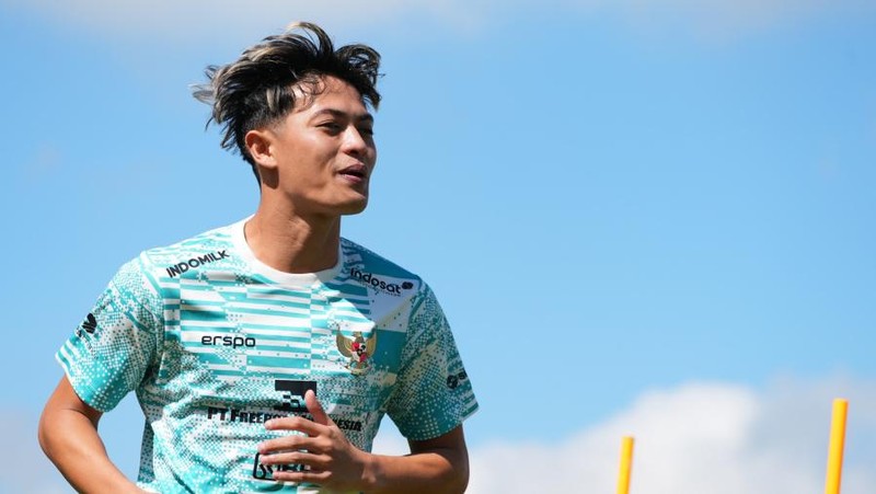 Latihan pemain Tim Nasional (Timnas) Indonesia U-23 jelang laga melawan Guniea U-23  ada laga play-off Olimpiade Paris 2024. di Stade Leo Lagrange, Besancon, Prancis, Selasa (7/5/2024). (Dok. PSSI)