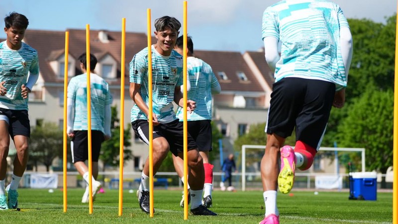 Latihan pemain Tim Nasional (Timnas) Indonesia U-23 jelang laga melawan Guniea U-23  ada laga play-off Olimpiade Paris 2024. di Stade Leo Lagrange, Besancon, Prancis, Selasa (7/5/2024). (Dok. PSSI)