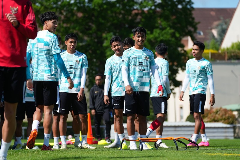 Latihan pemain Tim Nasional (Timnas) Indonesia U-23 jelang laga melawan Guniea U-23  ada laga play-off Olimpiade Paris 2024. di Stade Leo Lagrange, Besancon, Prancis, Selasa (7/5/2024). (Dok. PSSI)