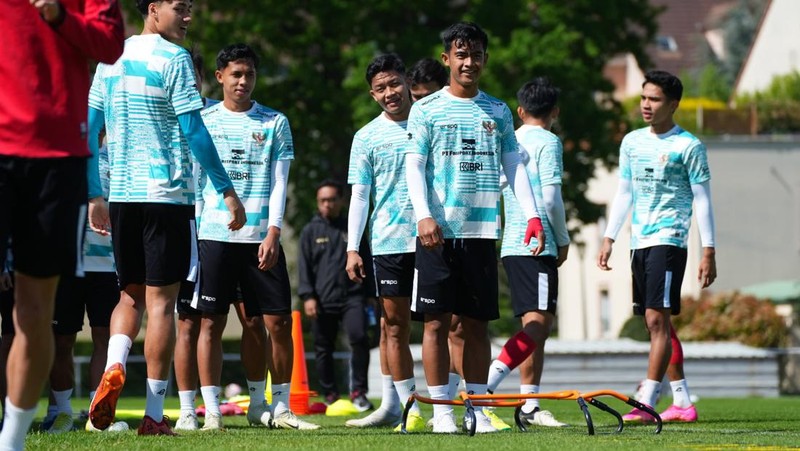 Latihan pemain Tim Nasional (Timnas) Indonesia U-23 jelang laga melawan Guniea U-23  ada laga play-off Olimpiade Paris 2024. di Stade Leo Lagrange, Besancon, Prancis, Selasa (7/5/2024). (Dok. PSSI)