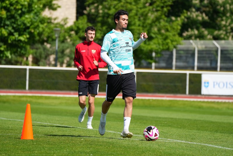Latihan pemain Tim Nasional (Timnas) Indonesia U-23 jelang laga melawan Guniea U-23  ada laga play-off Olimpiade Paris 2024. di Stade Leo Lagrange, Besancon, Prancis, Selasa (7/5/2024). (Dok. PSSI)