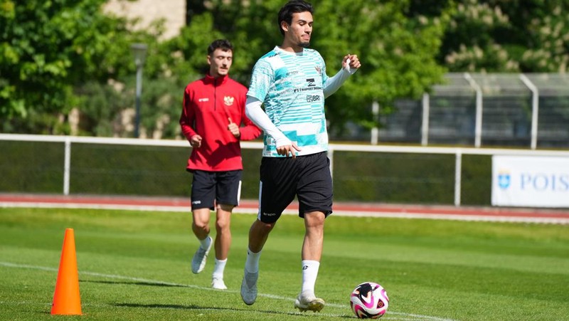 Latihan pemain Tim Nasional (Timnas) Indonesia U-23 jelang laga melawan Guniea U-23  ada laga play-off Olimpiade Paris 2024. di Stade Leo Lagrange, Besancon, Prancis, Selasa (7/5/2024). (Dok. PSSI)