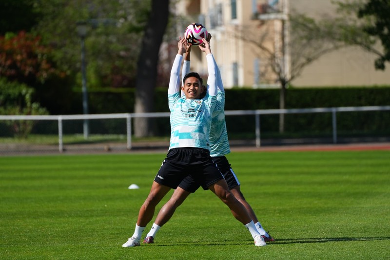 Latihan pemain Tim Nasional (Timnas) Indonesia U-23 jelang laga melawan Guniea U-23  ada laga play-off Olimpiade Paris 2024. di Stade Leo Lagrange, Besancon, Prancis, Selasa (7/5/2024). (Dok. PSSI)