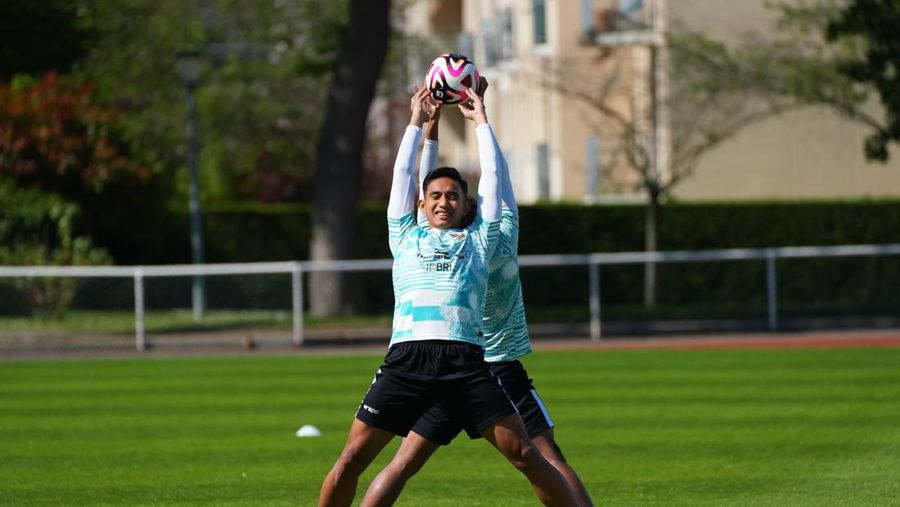 Latihan pemain Tim Nasional (Timnas) Indonesia U-23 jelang laga melawan Guniea U-23  ada laga play-off Olimpiade Paris 2024. di Stade Leo Lagrange, Besancon, Prancis, Selasa (7/5/2024). (Dok. PSSI)