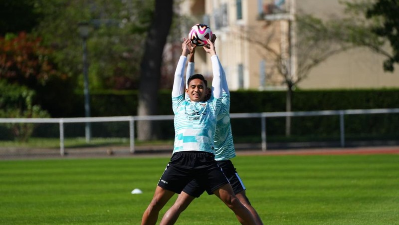 Latihan pemain Tim Nasional (Timnas) Indonesia U-23 jelang laga melawan Guniea U-23  ada laga play-off Olimpiade Paris 2024. di Stade Leo Lagrange, Besancon, Prancis, Selasa (7/5/2024). (Dok. PSSI)
