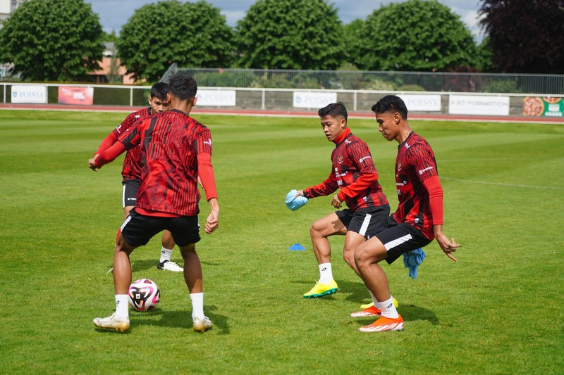 Latihan pemain Tim Nasional (Timnas) Indonesia U-23 jelang laga melawan Guniea U-23 ada laga play-off Olimpiade Paris 2024. di Stade Leo Lagrange, Besancon, Prancis, Selasa (7/5/2024). (Dok. PSSI) Latihan pemain Tim Nasional (Timnas) Indonesia U-23 jelang laga melawan Guniea U-23 ada laga play-off Olimpiade Paris 2024. di Stade Leo Lagrange, Besancon, Prancis, Selasa (7/5/2024). (Dok. PSSI)