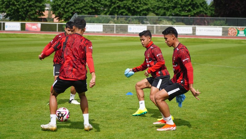 Latihan pemain Tim Nasional (Timnas) Indonesia U-23 jelang laga melawan Guniea U-23  ada laga play-off Olimpiade Paris 2024. di Stade Leo Lagrange, Besancon, Prancis, Selasa (7/5/2024). (Dok. PSSI)