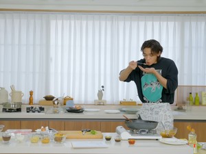 Jago! Momen Lucas Eks NCT Masak Nasi Goreng dan Rendang