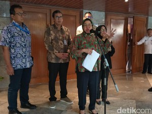 Risma soal Masuk Bursa Cagub DKI dari PDIP: Haduh Gimana Ya