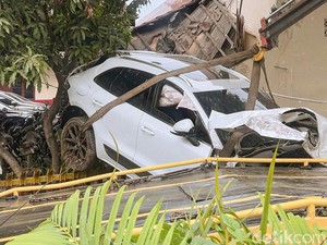 Tabrakan di Depan Kantor Polisi Medan, Mobil Porsche Nyangkut di Pagar