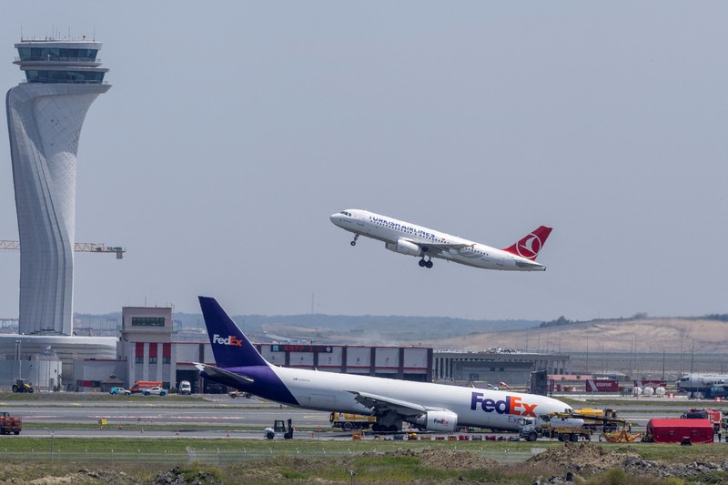 Pemandangan umum pesawat kargo FedEx Airlines Boeing 767 BA.N, yang mendarat di Bandara Istanbul pada hari Rabu tanpa menggunakan roda pendaratan depannya tetapi berhasil tetap berada di landasan dan menghindari korban jiwa, di landasan pacu di Istanbul, Turki, 8 Mei. 2024. Pemandangan umum pesawat kargo FedEx Airlines Boeing 767 BA.N, yang mendarat di Bandara Istanbul pada hari Rabu tanpa menggunakan roda pendaratan depannya tetapi berhasil tetap berada di landasan dan menghindari korban jiwa, di landasan pacu di Istanbul, Turki, 8 Mei. 2024. (Tangkapan Layar Video Reuters/TURKISH TRANSPORT MINISTRY)