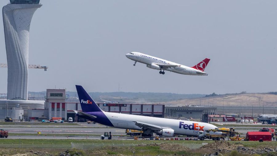 Pemandangan umum pesawat kargo FedEx Airlines Boeing 767 BA.N, yang mendarat di Bandara Istanbul pada hari Rabu tanpa menggunakan roda pendaratan depannya tetapi berhasil tetap berada di landasan dan menghindari korban jiwa, di landasan pacu di Istanbul, Turki, 8 Mei. 2024. (Tangkapan Layar Video Reuters/TURKISH TRANSPORT MINISTRY)