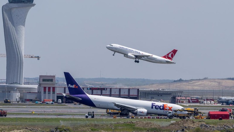 Pemandangan umum pesawat kargo FedEx Airlines Boeing 767 BA.N, yang mendarat di Bandara Istanbul pada hari Rabu tanpa menggunakan roda pendaratan depannya tetapi berhasil tetap berada di landasan dan menghindari korban jiwa, di landasan pacu di Istanbul, Turki, 8 Mei. 2024. (Tangkapan Layar Video Reuters/TURKISH TRANSPORT MINISTRY)
