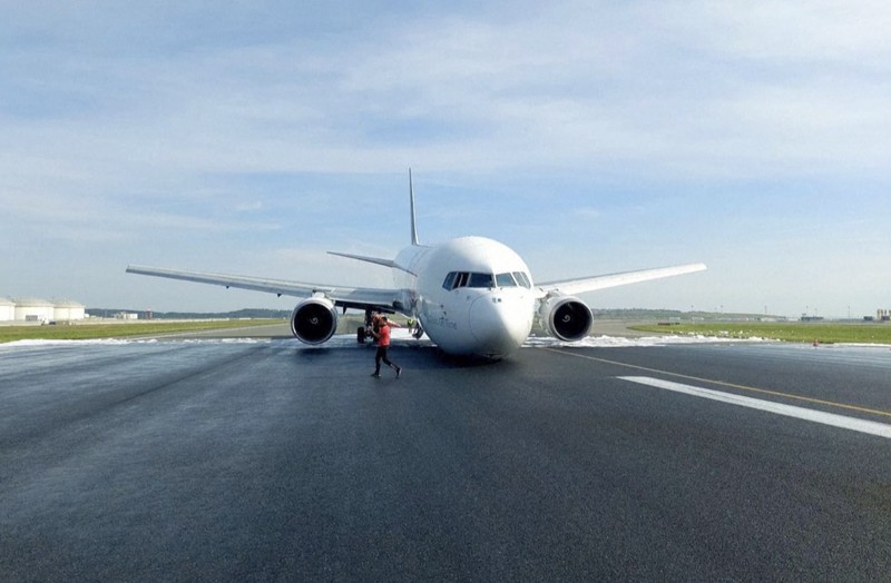 Pemandangan umum pesawat kargo FedEx Airlines Boeing 767 BA.N, yang mendarat di Bandara Istanbul pada hari Rabu tanpa menggunakan roda pendaratan depannya tetapi berhasil tetap berada di landasan dan menghindari korban jiwa, di landasan pacu di Istanbul, Turki, 8 Mei. 2024. (Tangkapan Layar Video Reuters/TURKISH TRANSPORT MINISTRY)