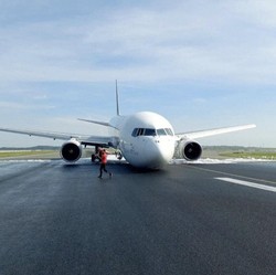 Ngeri! Potret Pesawat FedEx Mendarat Tanpa Roda Depan