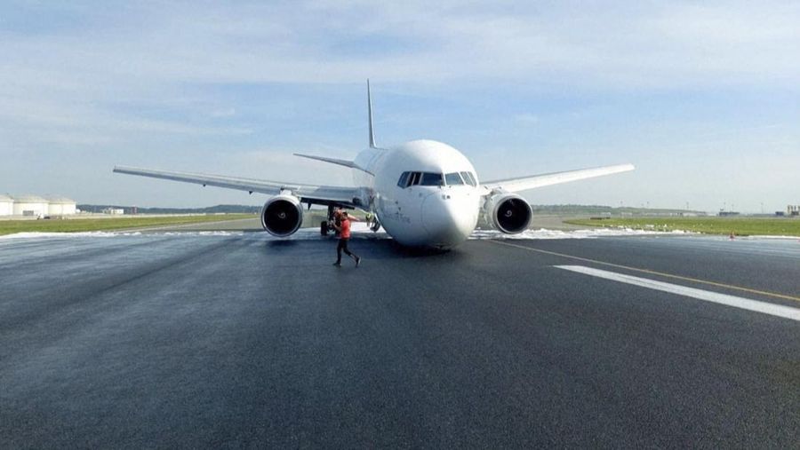 Pemandangan umum pesawat kargo FedEx Airlines Boeing 767 BA.N, yang mendarat di Bandara Istanbul pada hari Rabu tanpa menggunakan roda pendaratan depannya tetapi berhasil tetap berada di landasan dan menghindari korban jiwa, di landasan pacu di Istanbul, Turki, 8 Mei. 2024. (Tangkapan Layar Video Reuters/TURKISH TRANSPORT MINISTRY)