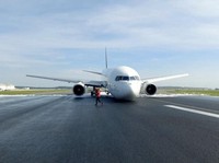 Ngeri! Potret Pesawat FedEx Mendarat Tanpa Roda Depan