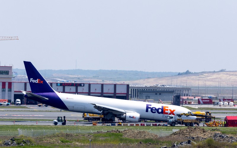 Pemandangan umum pesawat kargo FedEx Airlines Boeing 767 BA.N, yang mendarat di Bandara Istanbul pada hari Rabu tanpa menggunakan roda pendaratan depannya tetapi berhasil tetap berada di landasan dan menghindari korban jiwa, di landasan pacu di Istanbul, Turki, 8 Mei. 2024. (Tangkapan Layar Video Reuters/TURKISH TRANSPORT MINISTRY)