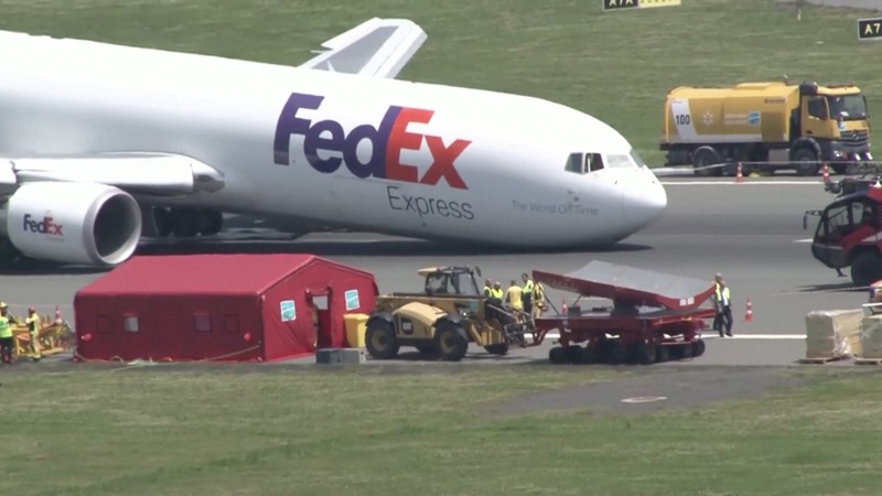 Pemandangan umum pesawat kargo FedEx Airlines Boeing 767 BA.N, yang mendarat di Bandara Istanbul pada hari Rabu tanpa menggunakan roda pendaratan depannya tetapi berhasil tetap berada di landasan dan menghindari korban jiwa, di landasan pacu di Istanbul, Turki, 8 Mei. 2024. Pemandangan umum pesawat kargo FedEx Airlines Boeing 767 BA.N, yang mendarat di Bandara Istanbul pada hari Rabu tanpa menggunakan roda pendaratan depannya tetapi berhasil tetap berada di landasan dan menghindari korban jiwa, di landasan pacu di Istanbul, Turki, 8 Mei. 2024. (Tangkapan Layar Video Reuters/TURKISH TRANSPORT MINISTRY)
