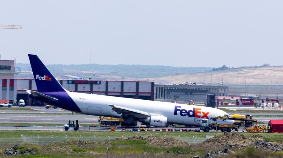 Pemandangan umum pesawat kargo FedEx Airlines Boeing 767 BA.N, yang mendarat di Bandara Istanbul pada hari Rabu tanpa menggunakan roda pendaratan depannya tetapi berhasil tetap berada di landasan dan menghindari korban jiwa, di landasan pacu di Istanbul, Turki, 8 Mei. 2024. (Tangkapan Layar Video Reuters/TURKISH TRANSPORT MINISTRY)